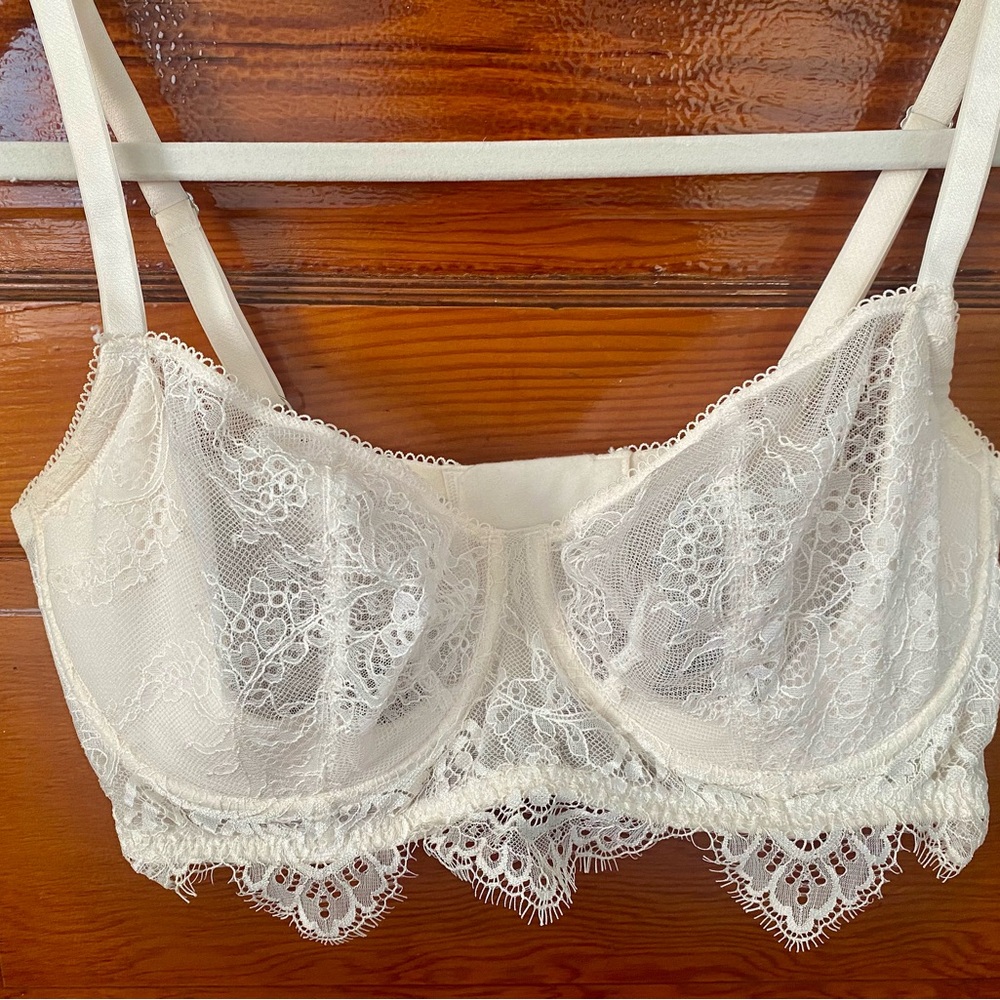 Sexy white lace bra with good support. Victoria’s Secret. 36DDD. Almost new!